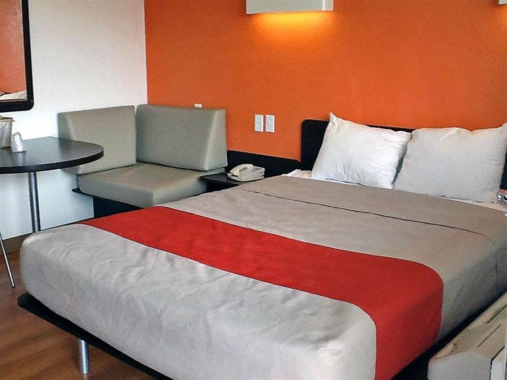 Hotel 6-kansas City, Mo